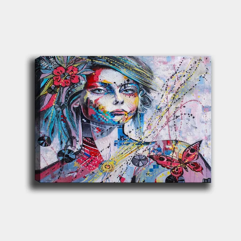 Lærred 70x100 cm - Farverigt portræt af en kvinde med blomster og en sommerfugl, der fremhæver hendes ansigt, Lyserød / Blå / Gul