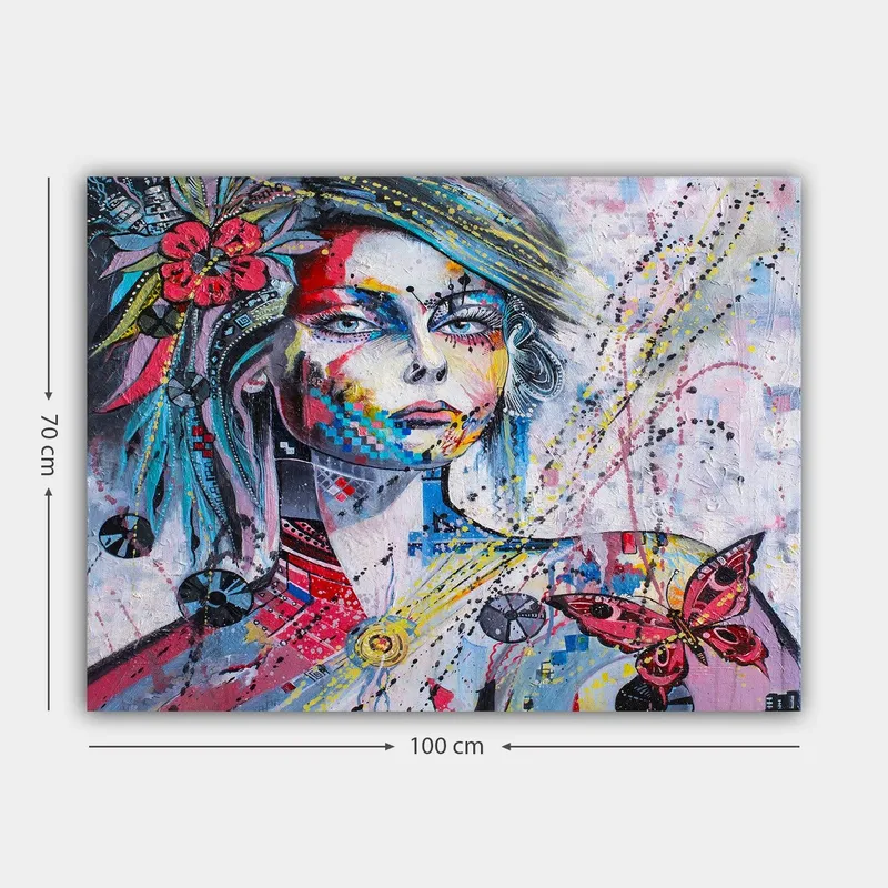 Lærred 70x100 cm - Farverigt portræt af en kvinde med blomster og en sommerfugl, der fremhæver hendes ansigt - Lyserød / Blå / Gul - Boligtilbehør - Billeder & kunst - Billeder på lærred