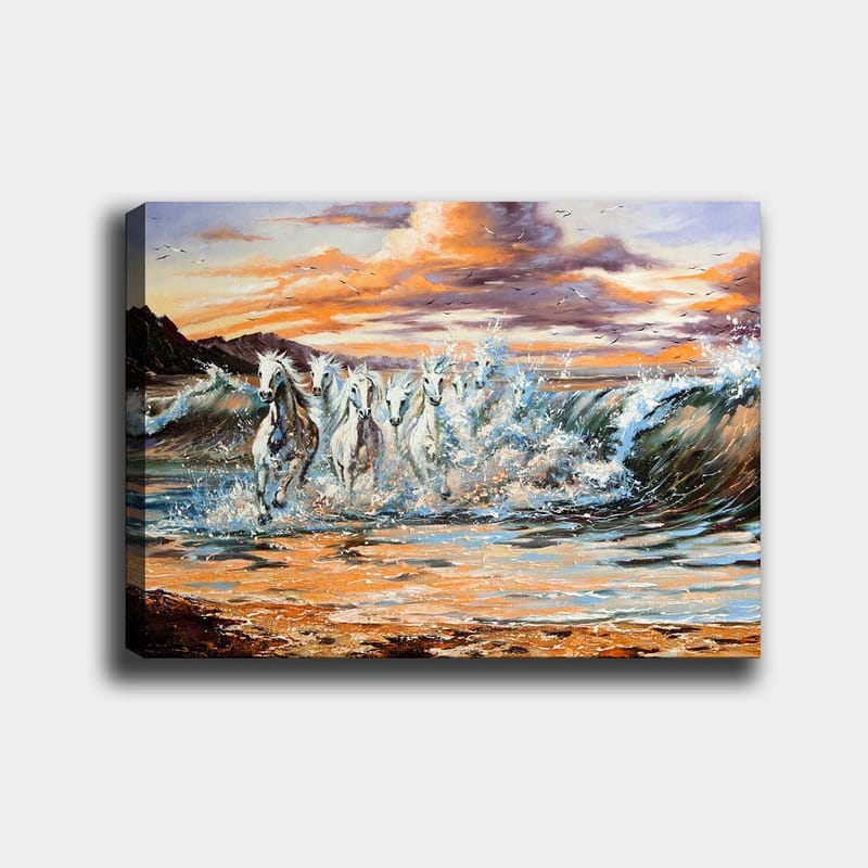 Lærred 70x100 cm - Fem hvide heste galoperer gennem bølgerne ved solnedgang, Hvid / Blå / Orange
