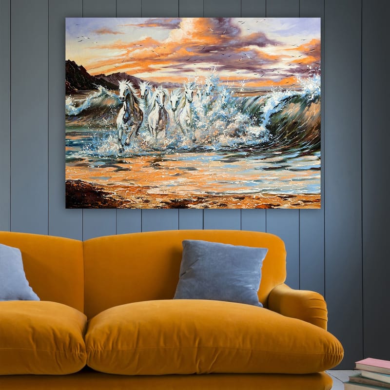 Lærred 70x100 cm - Fem hvide heste galoperer gennem bølgerne ved solnedgang - Hvid / Blå / Orange - Boligtilbehør - Billeder & kunst - Billeder på lærred