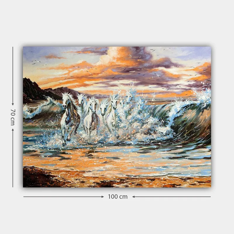 Lærred 70x100 cm - Fem hvide heste galoperer gennem bølgerne ved solnedgang - Hvid / Blå / Orange - Boligtilbehør - Billeder & kunst - Billeder på lærred