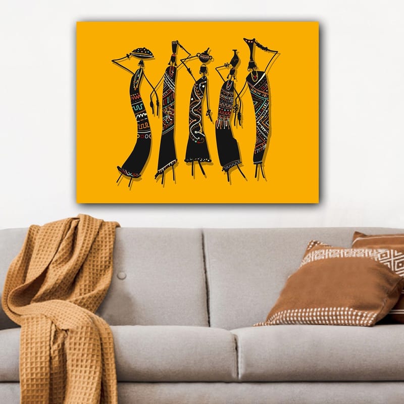 Lærred 70x100 cm - Fem stiliserede kvinder i traditionelt tøj, der bærer genstande på hovedet - Sort / Gul / Rød - Boligtilbehør - Billeder & kunst - Billeder på lærred