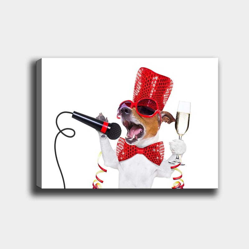 Lærred 70x100 cm - Festlig hund der synger ind i en mikrofon og holder et champagneglas, Rød / Hvid / Sort