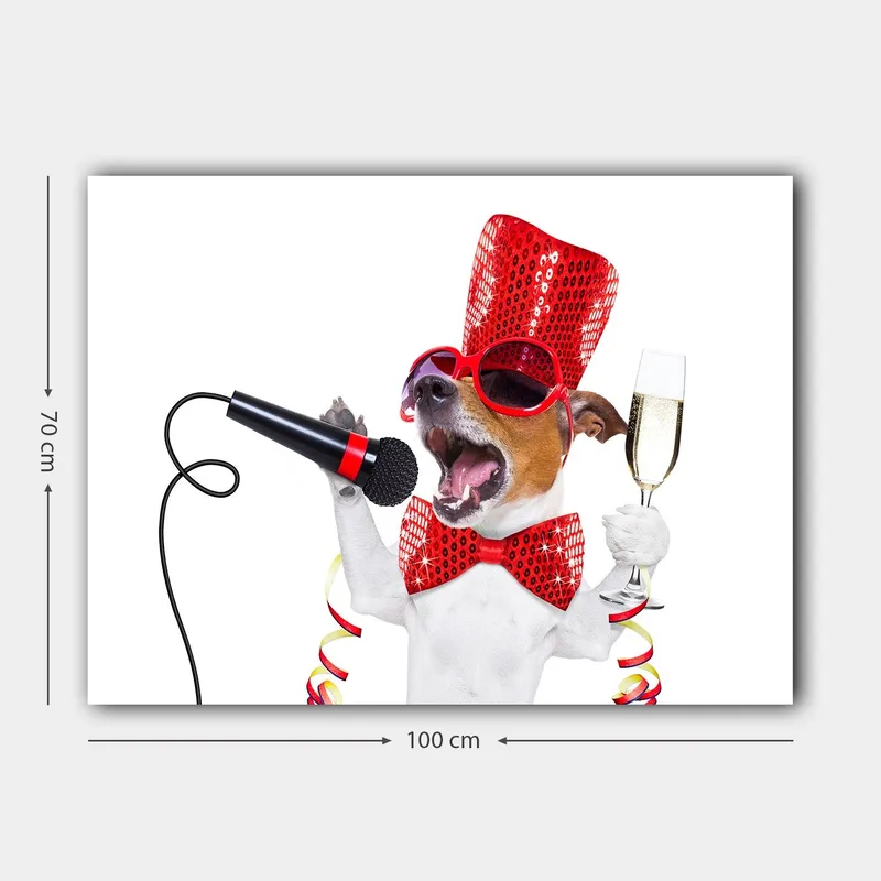 Lærred 70x100 cm - Festlig hund der synger ind i en mikrofon og holder et champagneglas - Rød / Hvid / Sort - Boligtilbehør - Billeder & kunst - Billeder på lærred