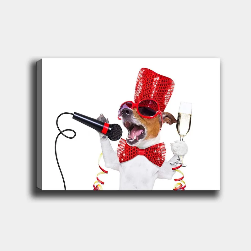 Lærred 70x100 cm - Festlig hund der synger ind i en mikrofon og holder et champagneglas, Rød / Hvid / Sort