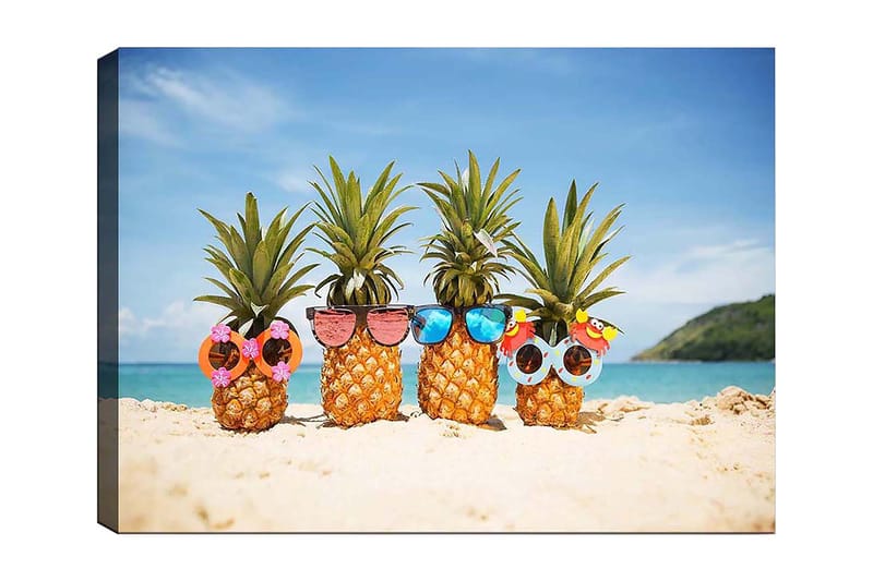 Lærred 70x100 cm - Fire ananaser med solbriller og dekorationer på en strand, Gul / Grøn / Lyserød