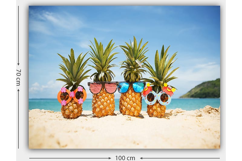 Lærred 70x100 cm - Fire ananaser med solbriller og dekorationer på en strand - Gul / Grøn / Lyserød - Boligtilbehør - Billeder & kunst - Billeder på lærred