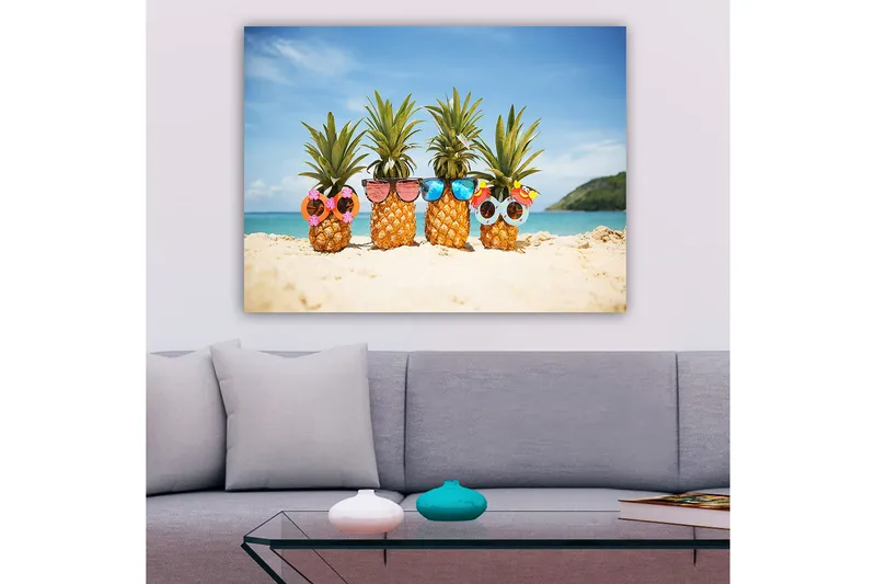 Lærred 70x100 cm - Fire ananaser med solbriller og dekorationer på en strand - Gul / Grøn / Lyserød - Boligtilbehør - Billeder & kunst - Billeder på lærred