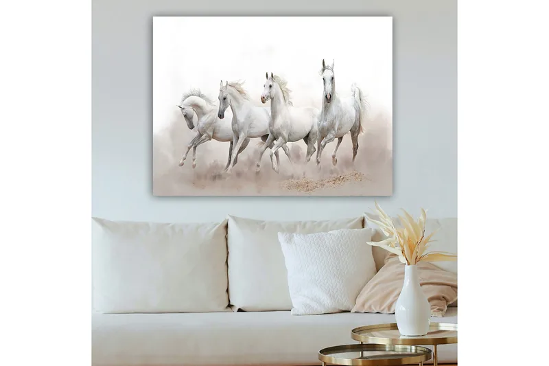 Lærred 70x100 cm - Fire hvide heste galoperer fremad i et tåget miljø - Hvid / Lysegrå - Boligtilbehør - Billeder & kunst - Billeder på lærred