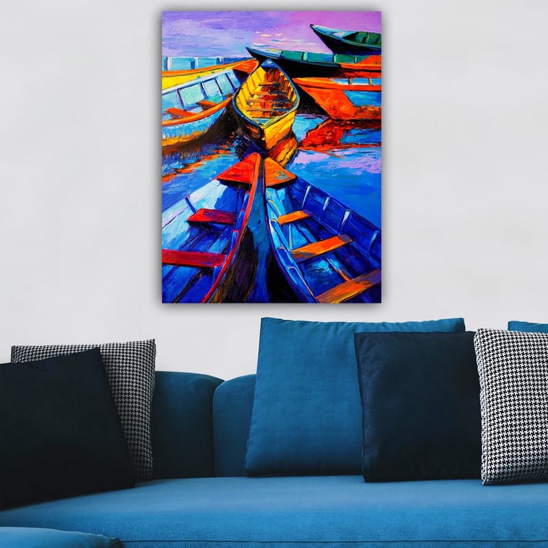 Lærred 70x100 cm - Flere farverige både ligger i en gruppe ved vandoverfladen - Blå / Orange / Gul - Boligtilbehør - Billeder & kunst - Billeder på lærred