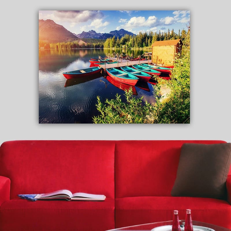 Lærred 70x100 cm - Flere farverige både ligger på en spejlblank sø omgivet af frodige træer og bjerge - Rød / Turkis / Grøn - Boligtilbehør - Billeder & kunst - Billeder på lærred