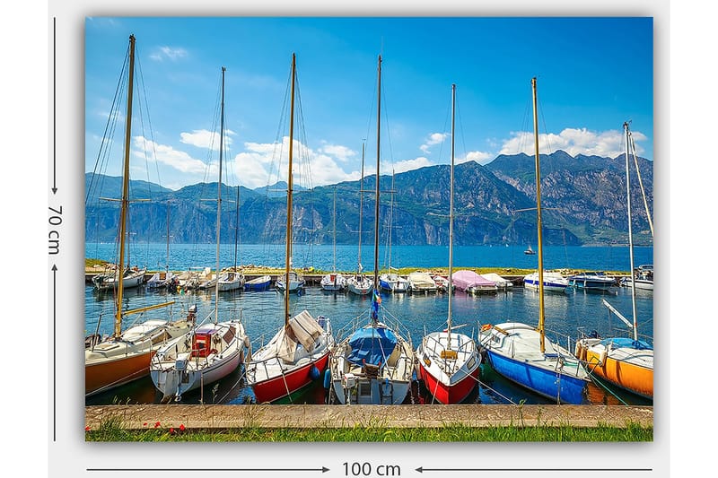 Lærred 70x100 cm - Flere farverige sejlbåde i en havn med bjerge i baggrunden - Blå / Rød / Orange - Boligtilbehør - Billeder & kunst - Billeder på lærred