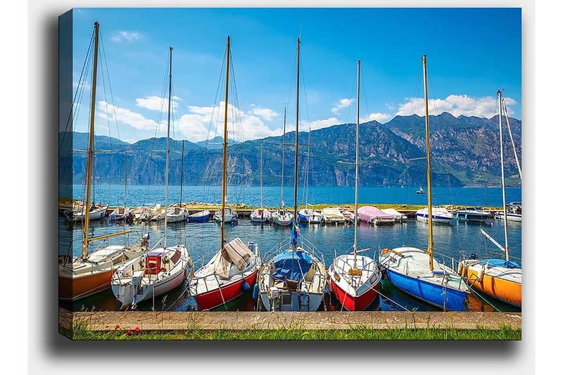 Lærred 70x100 cm - Flere farverige sejlbåde i en havn med bjerge i baggrunden - Blå / Rød / Orange - Boligtilbehør - Billeder & kunst - Billeder på lærred