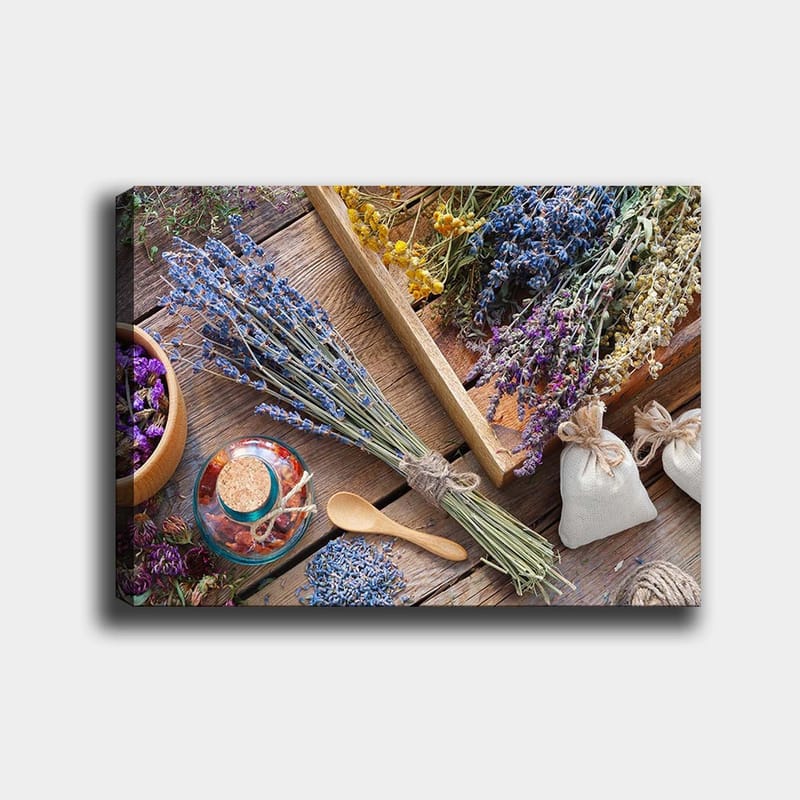 Lærred 70x100 cm - Fredfyldt komposition af tørrede blomster og urter i forskellige farver, arrangeret på et træbord, Blå / Gul / Lilla