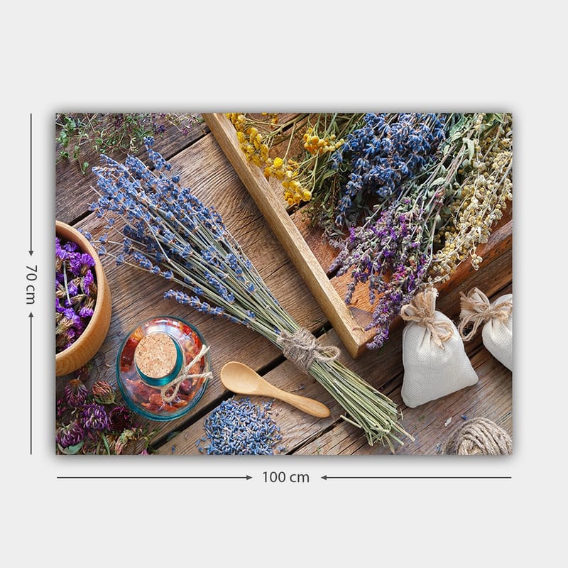 Lærred 70x100 cm - Fredfyldt komposition af tørrede blomster og urter i forskellige farver, arrangeret på et træbord - Blå / Gul / Lilla - Boligtilbehør - Billeder & kunst - Billeder på lærred