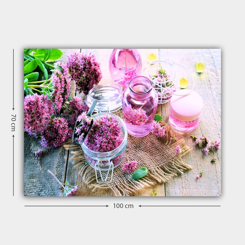 Lærred 70x100 cm - Fredfyldt komposition med lyserøde blomster og glasbeholdere, der skaber en harmonisk atmosfære - Lyserød / Grøn / Klar - Boligtilbehør - Billeder & kunst - Billeder på lærred