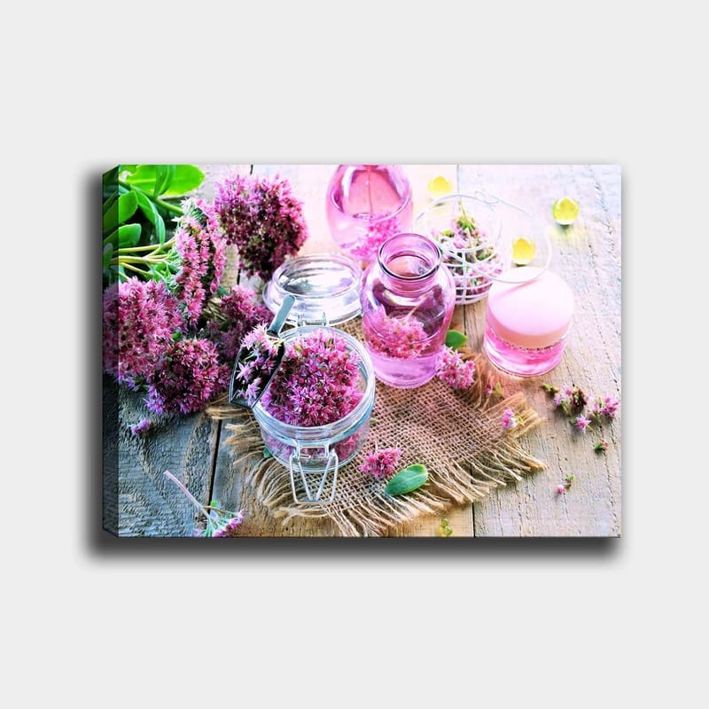 Lærred 70x100 cm - Fredfyldt komposition med lyserøde blomster og glasbeholdere, der skaber en harmonisk atmosfære, Lyserød / Grøn / Klar