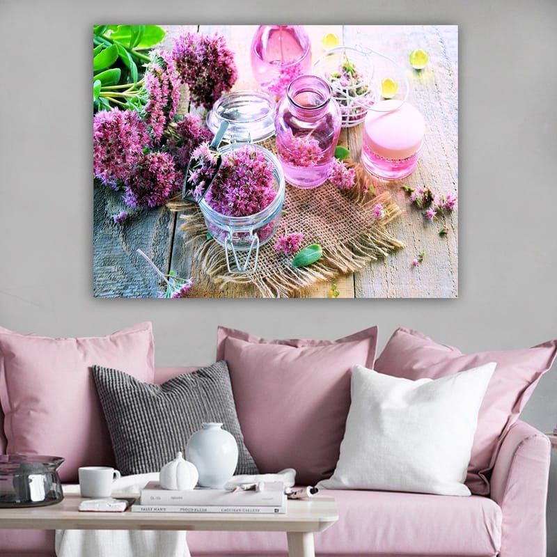 Lærred 70x100 cm - Fredfyldt komposition med lyserøde blomster og glasbeholdere, der skaber en harmonisk atmosfære - Lyserød / Grøn / Klar - Boligtilbehør - Billeder & kunst - Billeder på lærred