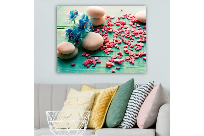 Lærred 70x100 cm - Fredfyldt komposition med sten og blå blomster på en grøn baggrund, Blå / Lyserød / Grøn