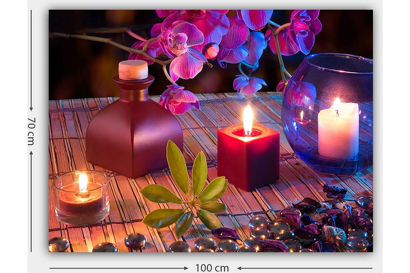 Lærred 70x100 cm - Fredfyldt og harmonisk stilleben med stearinlys, blomster og dekorationer - Mørkerød / Grøn / Lilla - Boligtilbehør - Billeder & kunst - Billeder på lærred