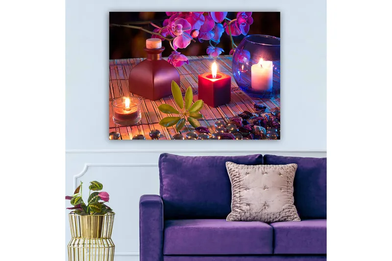 Lærred 70x100 cm - Fredfyldt og harmonisk stilleben med stearinlys, blomster og dekorationer, Mørkerød / Grøn / Lilla