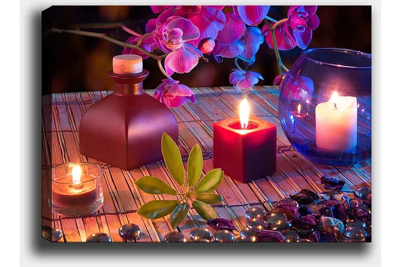 Lærred 70x100 cm - Fredfyldt og harmonisk stilleben med stearinlys, blomster og dekorationer - Mørkerød / Grøn / Lilla - Boligtilbehør - Billeder & kunst - Billeder på lærred