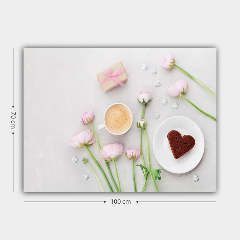 Lærred 70x100 cm - Fredfyldt og romantisk borddækning med lyserøde blomster, en kop kaffe og en hjerteformet kage - Lyserød / Brun / Hvid - Boligtilbehør - Billeder & kunst - Billeder på lærred