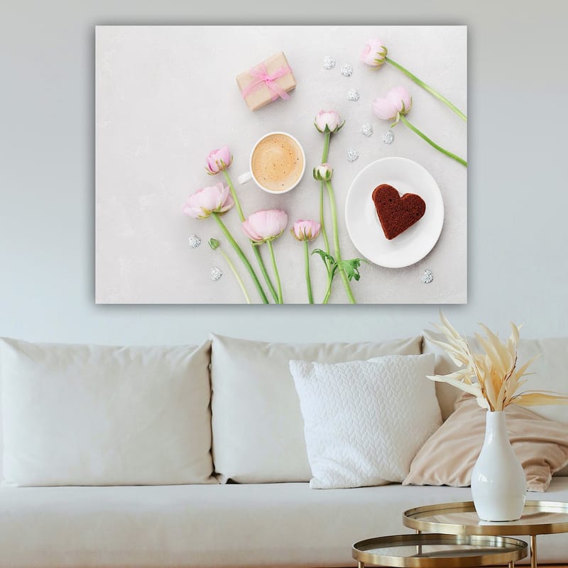 Lærred 70x100 cm - Fredfyldt og romantisk borddækning med lyserøde blomster, en kop kaffe og en hjerteformet kage - Lyserød / Brun / Hvid - Boligtilbehør - Billeder & kunst - Billeder på lærred