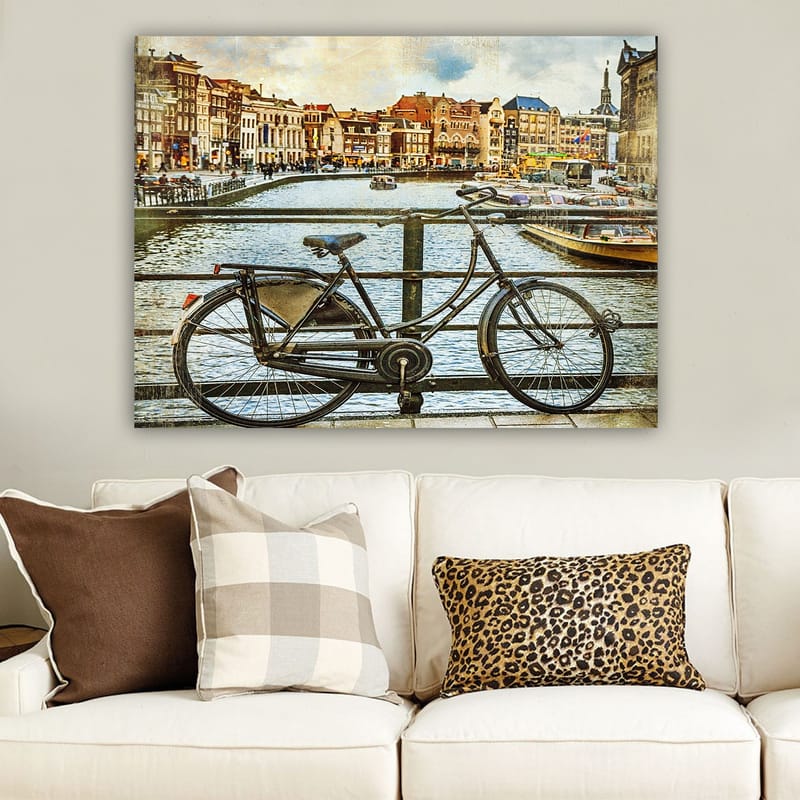 Lærred 70x100 cm - Gammel cykel lænet op ad et rækværk ved en kanal med maleriske bygninger i baggrunden - Sort / Grå / Brun - Boligtilbehør - Billeder & kunst - Billeder på lærred
