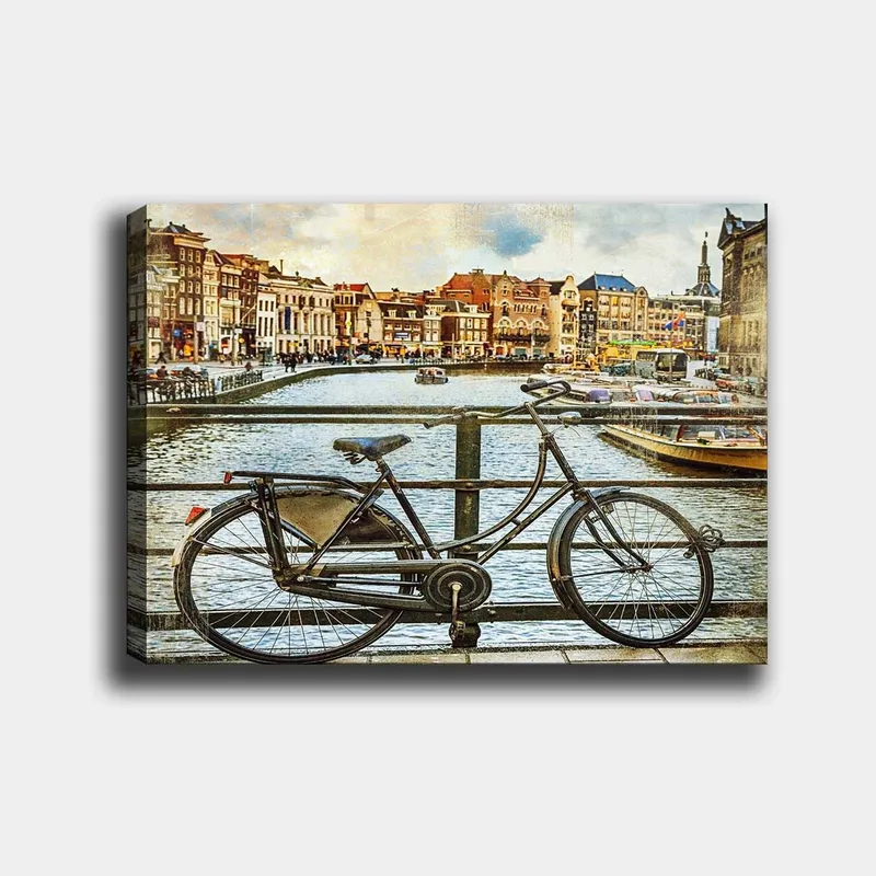 Lærred 70x100 cm - Gammel cykel lænet op ad et rækværk ved en kanal med maleriske bygninger i baggrunden, Sort / Grå / Brun