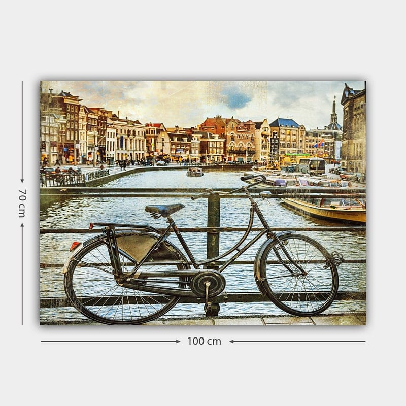 Lærred 70x100 cm - Gammel cykel lænet op ad et rækværk ved en kanal med maleriske bygninger i baggrunden - Sort / Grå / Brun - Boligtilbehør - Billeder & kunst - Billeder på lærred