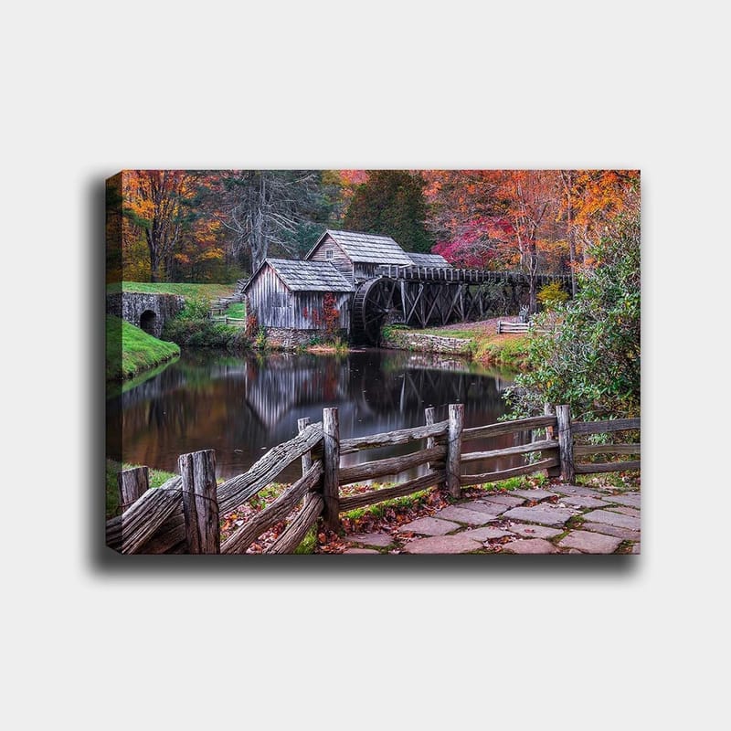 Lærred 70x100 cm - Gammel mølle ved en spejlblank sø omgivet af efterårsfarver, Rød / Grøn / Brun