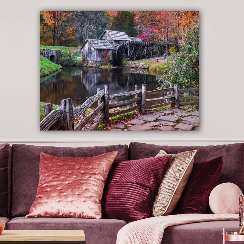 Lærred 70x100 cm - Gammel mølle ved en spejlblank sø omgivet af efterårsfarver - Rød / Grøn / Brun - Boligtilbehør - Billeder & kunst - Billeder på lærred