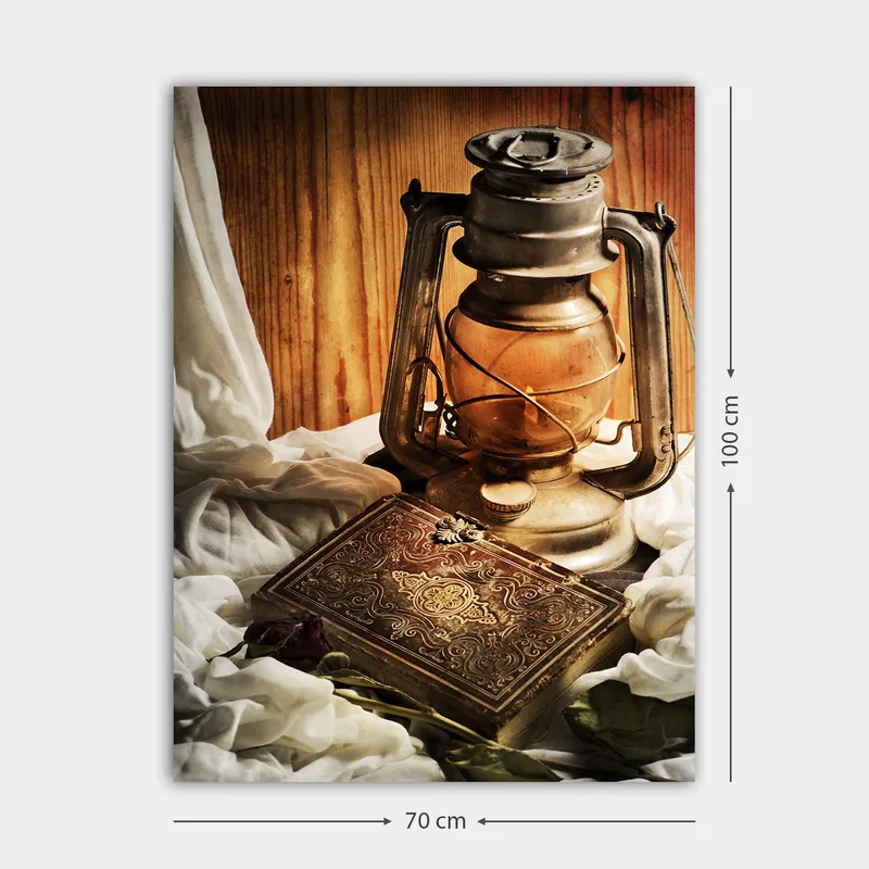Lærred 70x100 cm - Gammeldags olielampe og en dekorativ æske omgivet af bløde stoffer - Guld / Brun / Beige - Boligtilbehør - Billeder & kunst - Billeder på lærred
