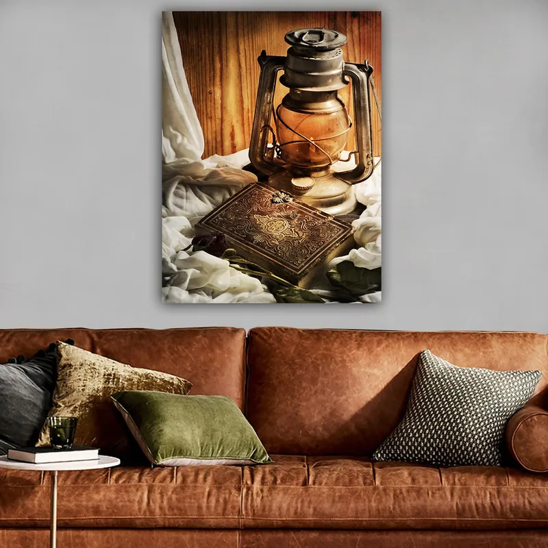 Lærred 70x100 cm - Gammeldags olielampe og en dekorativ æske omgivet af bløde stoffer - Guld / Brun / Beige - Boligtilbehør - Billeder & kunst - Billeder på lærred