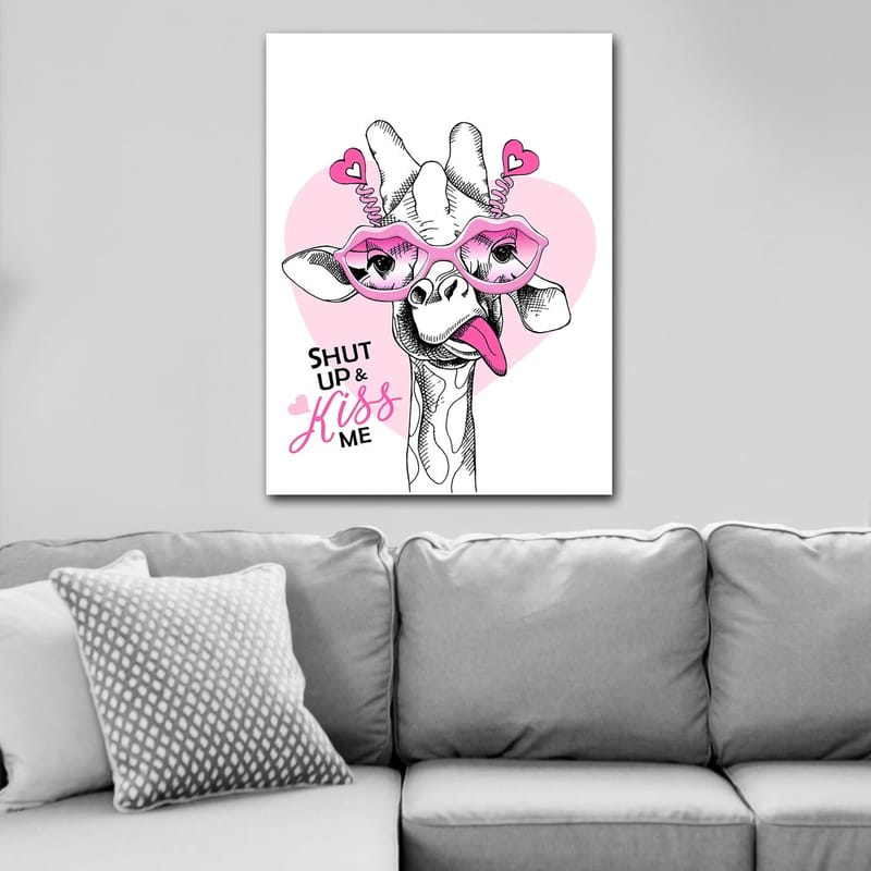 Lærred 70x100 cm - Giraf med store lyserøde briller og en legesyg attitude - Lyserød / Sort / Hvid - Boligtilbehør - Billeder & kunst - Billeder på lærred
