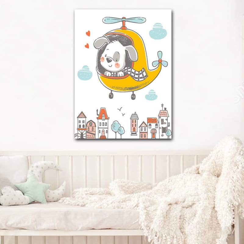 Lærred 70x100 cm - Glad hund flyver i en gul helikopter over en by med farverige huse - Gul / Grå / Blå - Boligtilbehør - Billeder & kunst - Billeder på lærred