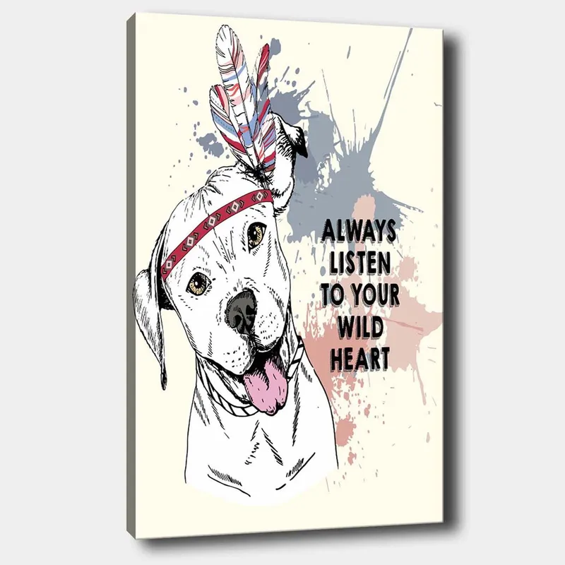 Lærred 70x100 cm - Glad hund med fjer og et bånd om hovedet, der opfordrer dig til at lytte til dit vilde hjerte, Hvid / Rød / Blå