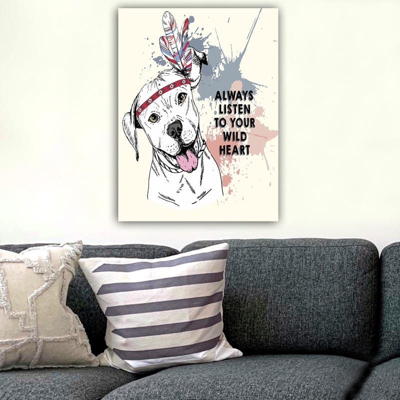 Lærred 70x100 cm - Glad hund med fjer og et bånd om hovedet, der opfordrer dig til at lytte til dit vilde hjerte - Hvid / Rød / Blå - Boligtilbehør - Billeder & kunst - Billeder på lærred