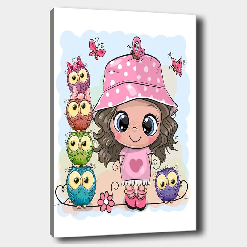 Lærred 70x100 cm - Glad pige med lyserød hat omgivet af farverige ugler og sommerfugle, Lyserød / Grøn / Blå