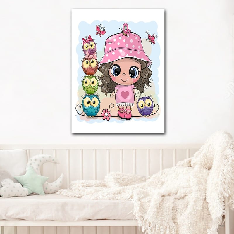 Lærred 70x100 cm - Glad pige med lyserød hat omgivet af farverige ugler og sommerfugle - Lyserød / Grøn / Blå - Boligtilbehør - Billeder & kunst - Billeder på lærred