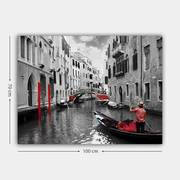 Lærred 70x100 cm - Gondolier, der navigerer gennem en venetiansk kanal med farverige detaljer i et sort-hvidt miljø - Rød / Grøn / Sort - Boligtilbehør - Billeder & kunst - Billeder på lærred