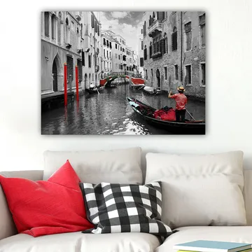 Lærred 70x100 cm - Gondolier, der navigerer gennem en venetiansk kanal med farverige detaljer i et sort-hvidt miljø - Rød / Grøn / Sort - Boligtilbehør - Billeder & kunst - Billeder på lærred