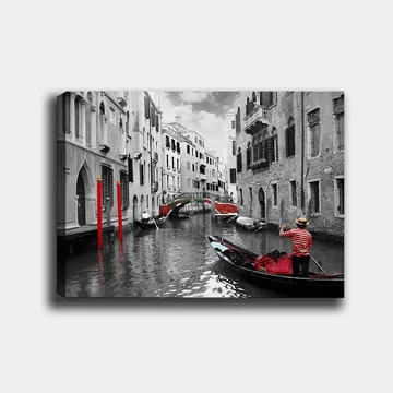 Lærred 70x100 cm - Gondolier, der navigerer gennem en venetiansk kanal med farverige detaljer i et sort-hvidt miljø - Rød / Grøn / Sort - Boligtilbehør - Billeder & kunst - Billeder på lærred