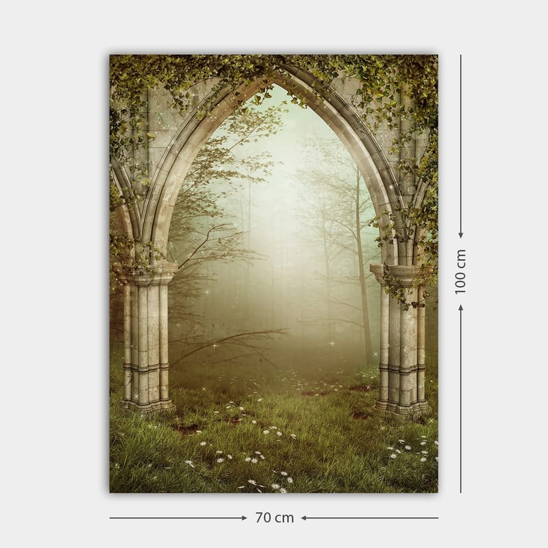 Lærred 70x100 cm - Gotisk portal omgivet af grønt og tåge i et mystisk skovmiljø - Grå / Grøn / Beige - Boligtilbehør - Billeder & kunst - Billeder på lærred