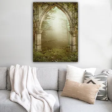 Lærred 70x100 cm - Gotisk portal omgivet af grønt og tåge i et mystisk skovmiljø - Grå / Grøn / Beige - Boligtilbehør - Billeder & kunst - Billeder på lærred