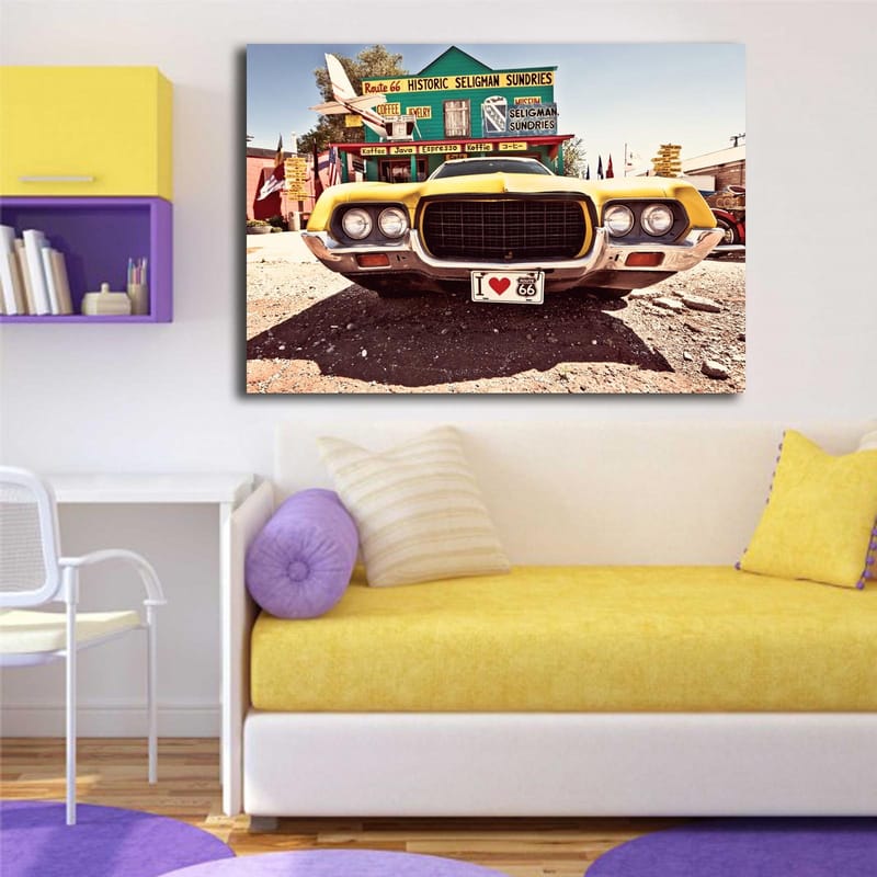 Lærred 70x100 cm - Gul veteranbil foran et nostalgisk vejskilt langs Route 66 - Gul / Sort / Sølv - Boligtilbehør - Billeder & kunst - Billeder på lærred