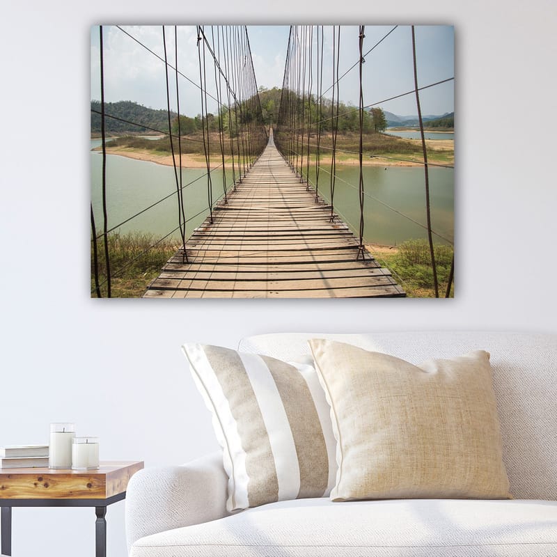 Lærred 70x100 cm - Hængebro over en rolig sø, omgivet af frodige grønne bakker - Grøn / Brun / Beige - Boligtilbehør - Billeder & kunst - Billeder på lærred