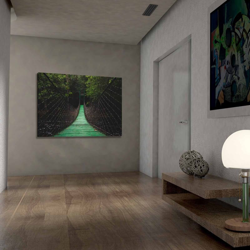 Lærred 70x100 cm - Hængebro strækker sig gennem en frodig skov - Grøn / Sort - Boligtilbehør - Billeder & kunst - Billeder på lærred