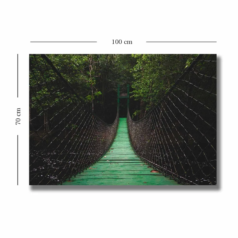 Lærred 70x100 cm - Hængebro strækker sig gennem en frodig skov - Grøn / Sort - Boligtilbehør - Billeder & kunst - Billeder på lærred
